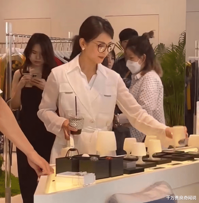 刘涛|刘涛离婚风波后被偶遇，身形消瘦宛如纸片人，拎近3万元包显气质