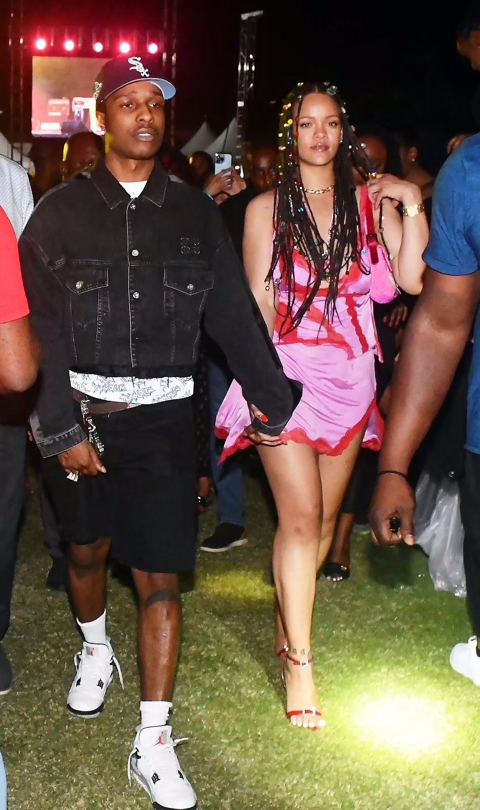 蕾哈娜|蕾哈娜又放飞了？穿超短睡裙出门真显腿粗，黑人男友把她一把抱起