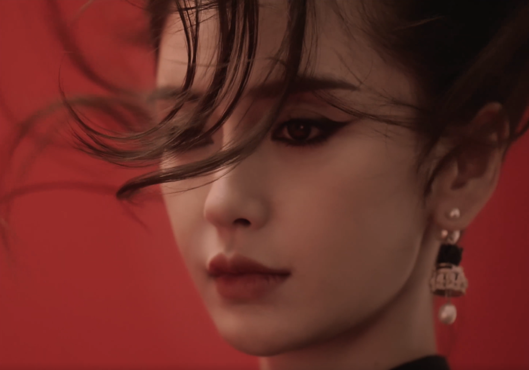 周迅|周迅拍大片又被嘲？！网友无奈：人是美的，拍的什么玩意儿…