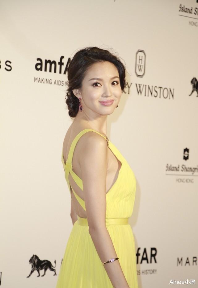 张梓琳|张梓琳的笑容好自信，穿明黄色长裙清新温柔，魅力藏在骨子里