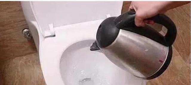 为什么滚烫的开水不能直接倒入马桶？