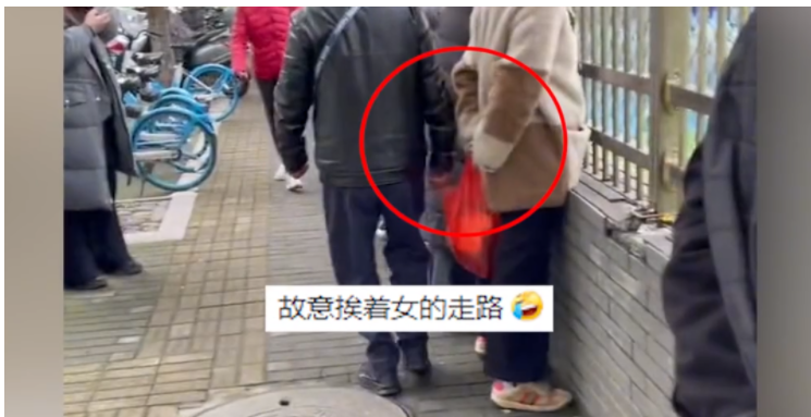 浙江,一女子站在学校围栏外,等着孩子放学,突然,手被人碰了下