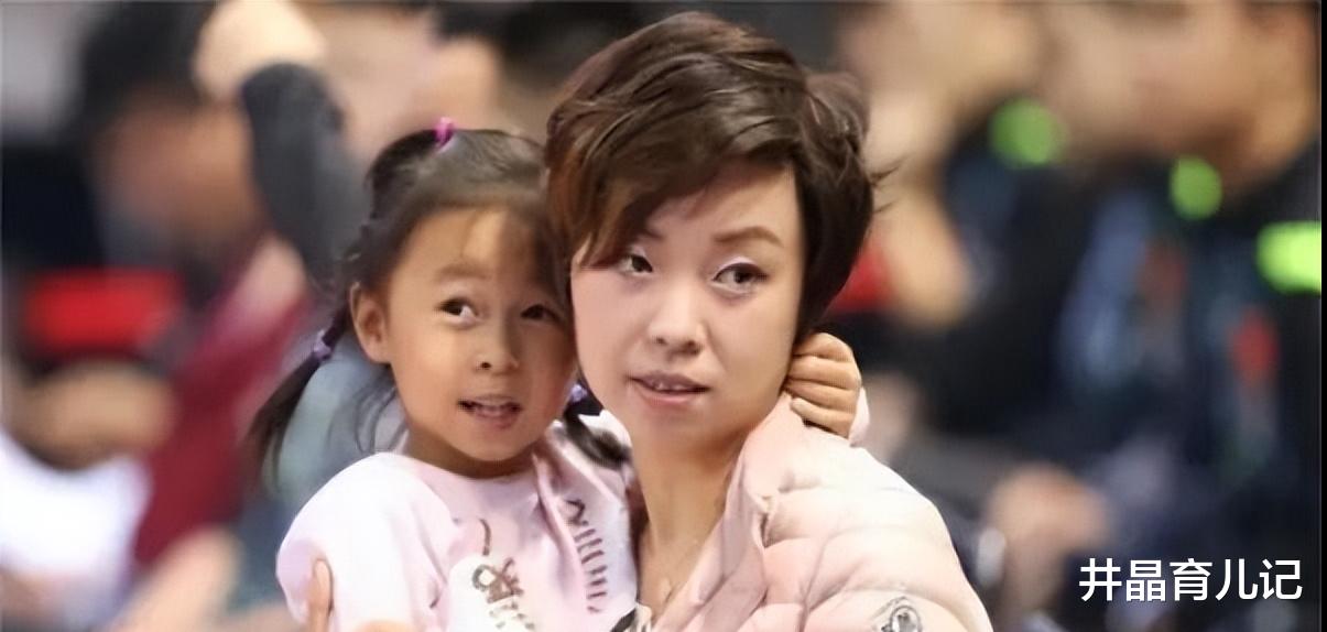 郭晶晶|郭晶晶穿普通睡衣出街买菜,路人指:“太寒酸了”