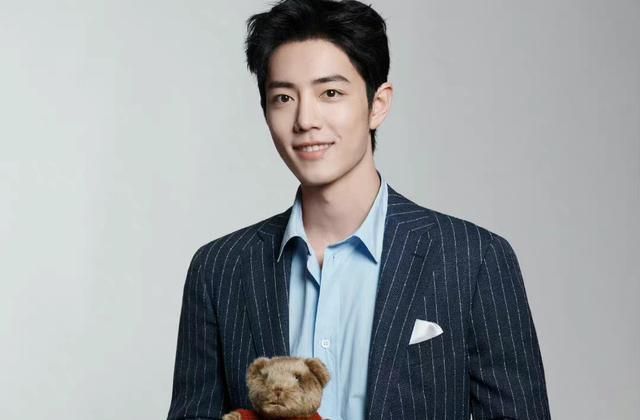 关晓彤|工作人员坦言肖战比例超好,拍肖战要“垫脚”辅助,人群中很耀眼