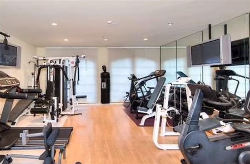 成龙的706㎡欧式别墅,室内装修宫廷范儿,金碧辉煌太气派