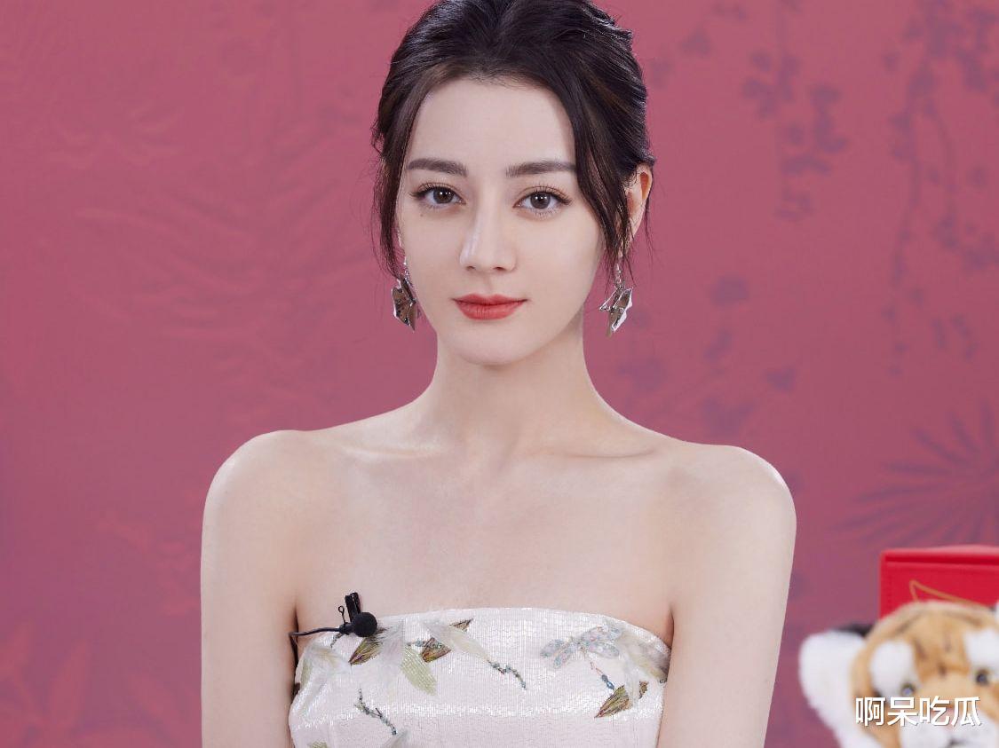 迪丽热巴|迪丽热巴白色抹胸裙出事了,设计师录视频澄清,原来我们都错了!