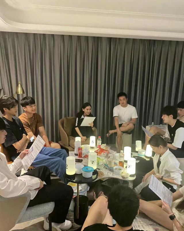 Angelababy|angelababy室内抽烟,全场3女多男模引热议!李易峰事件细节曝光