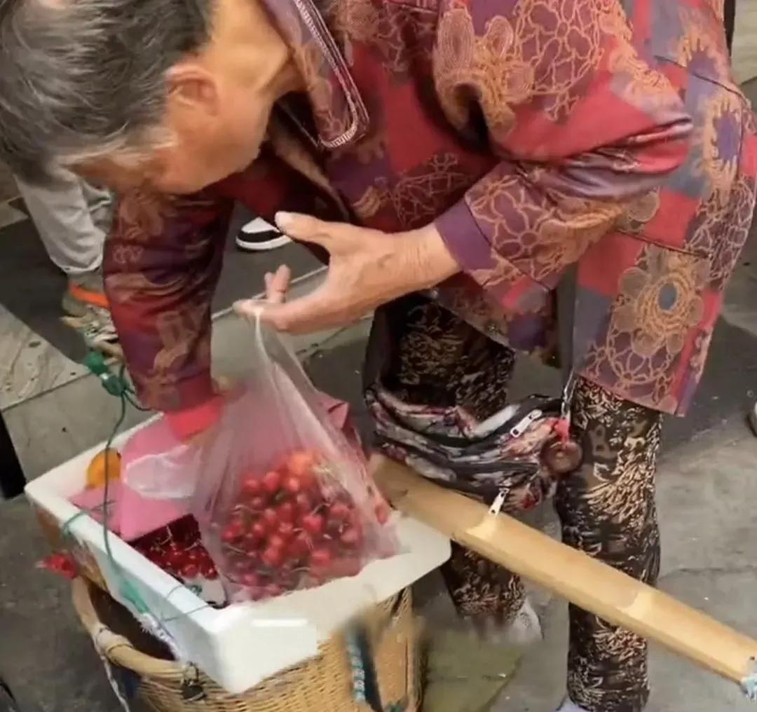?浙江：男子心疼老奶奶买其樱桃却被坑，网友：有些老人不值得同情