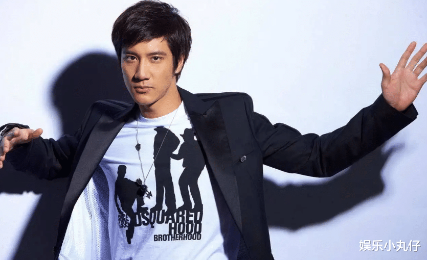 |王力宏近照大变样！骑单车为女儿挑选礼物，长头发邋遢发福认不出