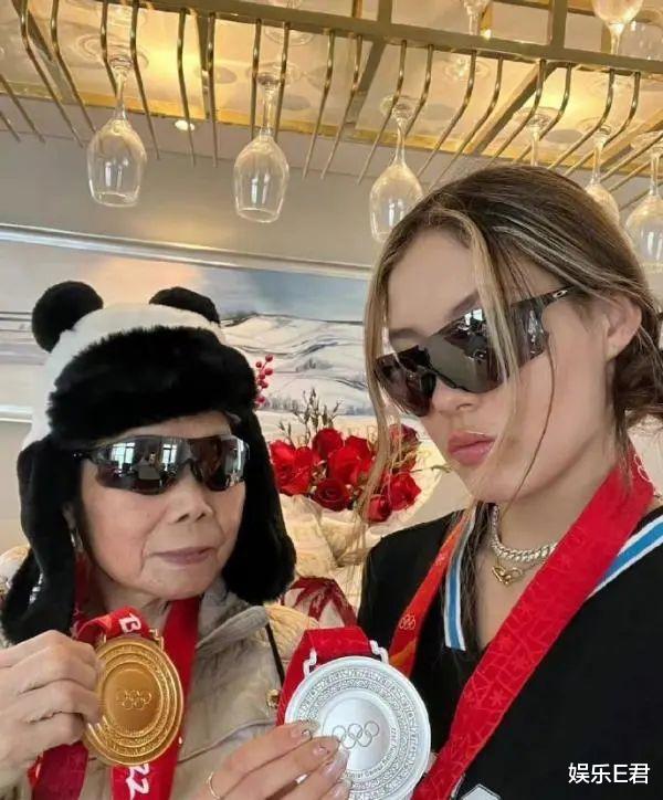 谷爱凌|谷爱凌冬奥再夺金，娱乐圈众星转发送祝贺，网友：这帮人真会蹭