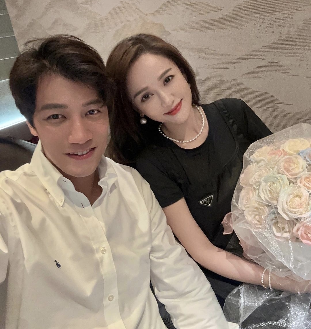 陈乔恩|陈乔恩夫妇庆祝婚后首个情人节,Alan在地上铺花瓣,承诺将永远爱她