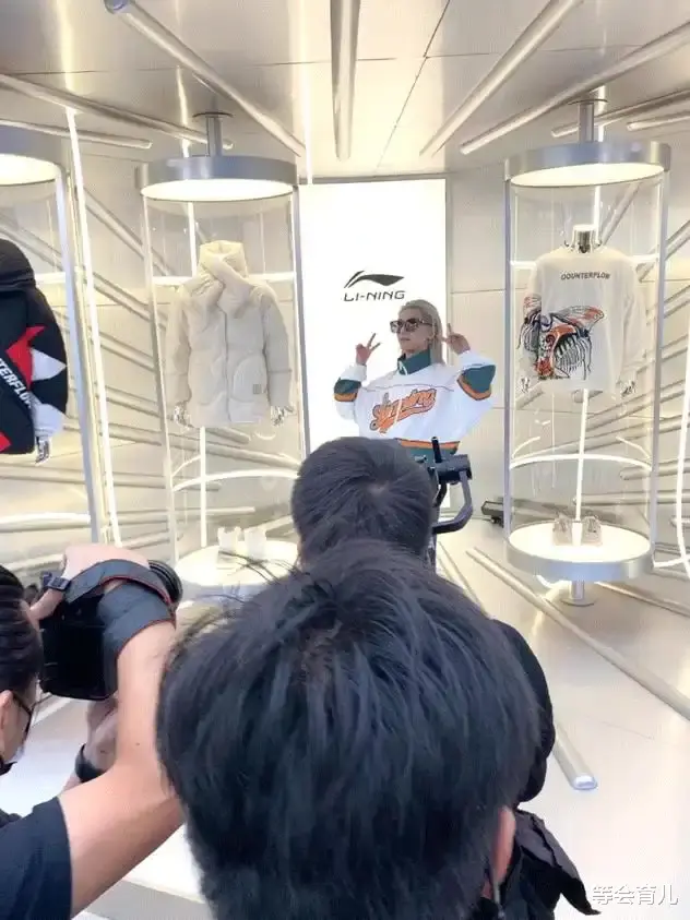 华晨宇|华晨宇：大背头银发造型太吸睛了。20年前杀马特时代你就是皇者