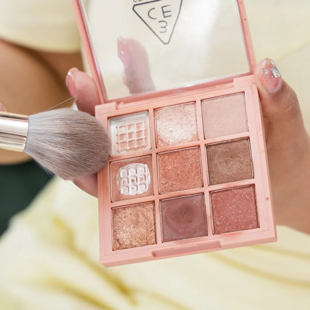 画了个超级「放大双眼」的妆,分享给你们~