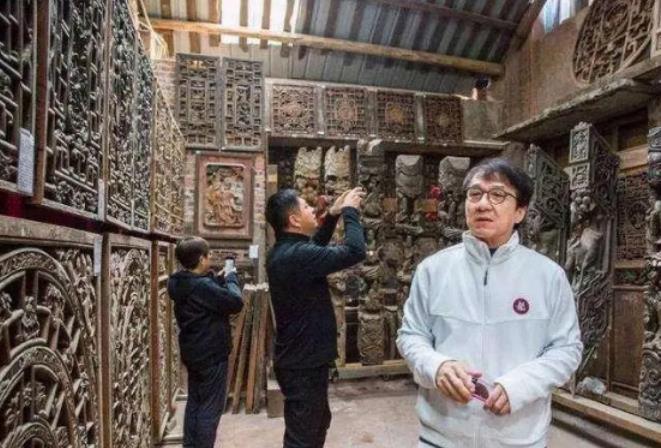 马未都|成龙送50w的套装给马未都，马未都上了舞台后，裤裆都“滴水”了