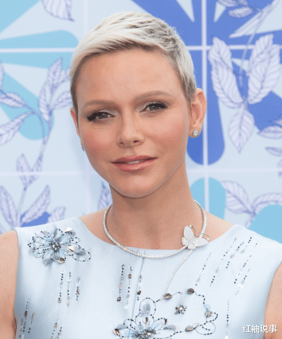 张天爱|44岁夏琳王妃长残了，砍袖礼服暴露身材短板，胳臂皮肤似老树皮