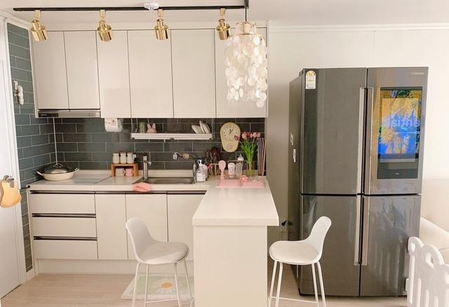 69一家三口住也不挤，打理得干净利落，过着平凡朴实的日常生活