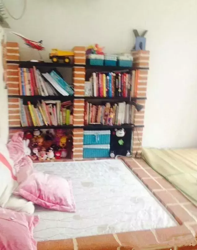 老公花500砖砌个榻榻米，网友热评：这不就是东北的热炕头吗？