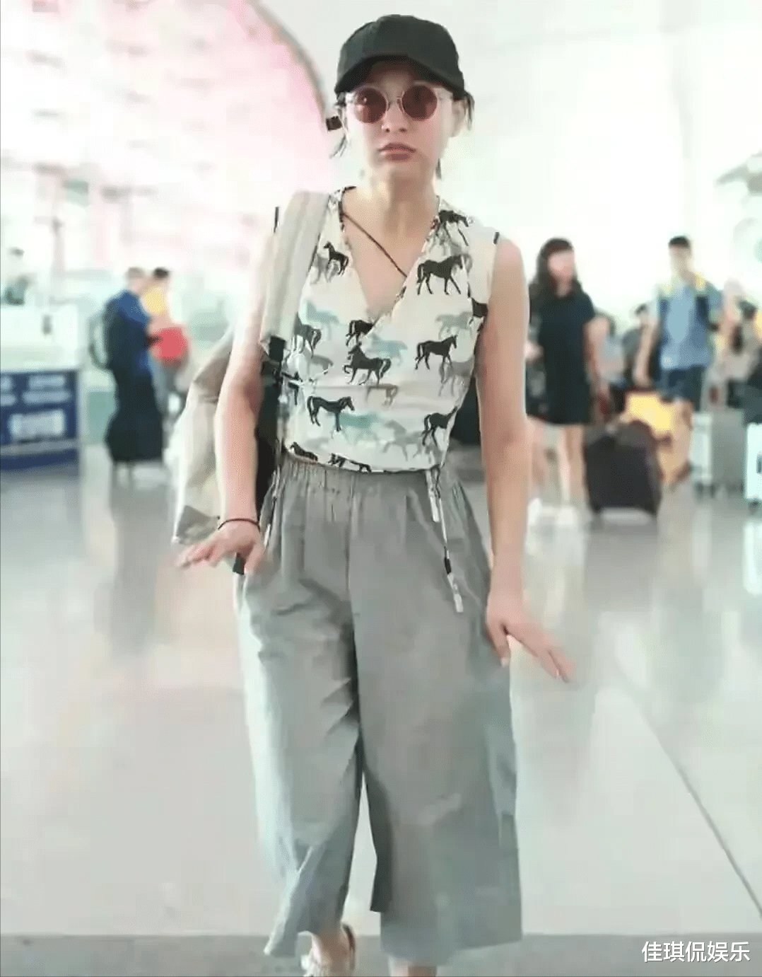 周迅|这么低调的大明星,现在很是少见。一个人出行,身边连助理都没有