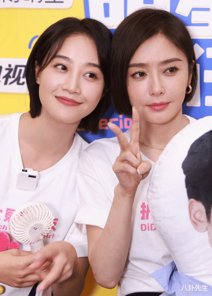 邵美琪|43岁秦岚状态被夸，但在路人镜头下脸没那么年轻，医美痕迹略明显