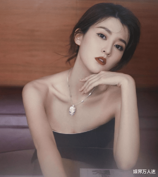 周冬雨|有种“毁容”叫拔智齿,周冬雨圆润发肿,看到黄晓明我忍不住笑了