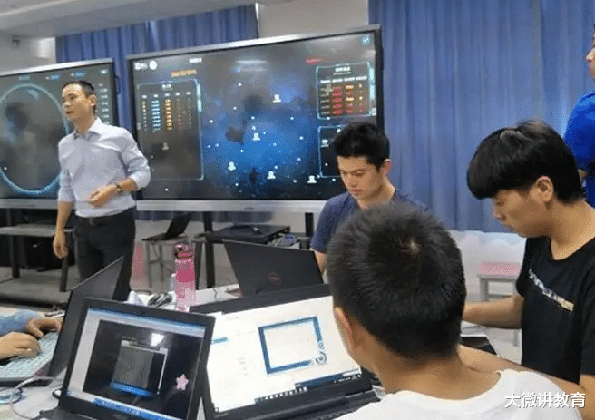 大学生|2022“绿牌”专业出炉,月薪过万不是梦,而“红牌”专业前景悲观