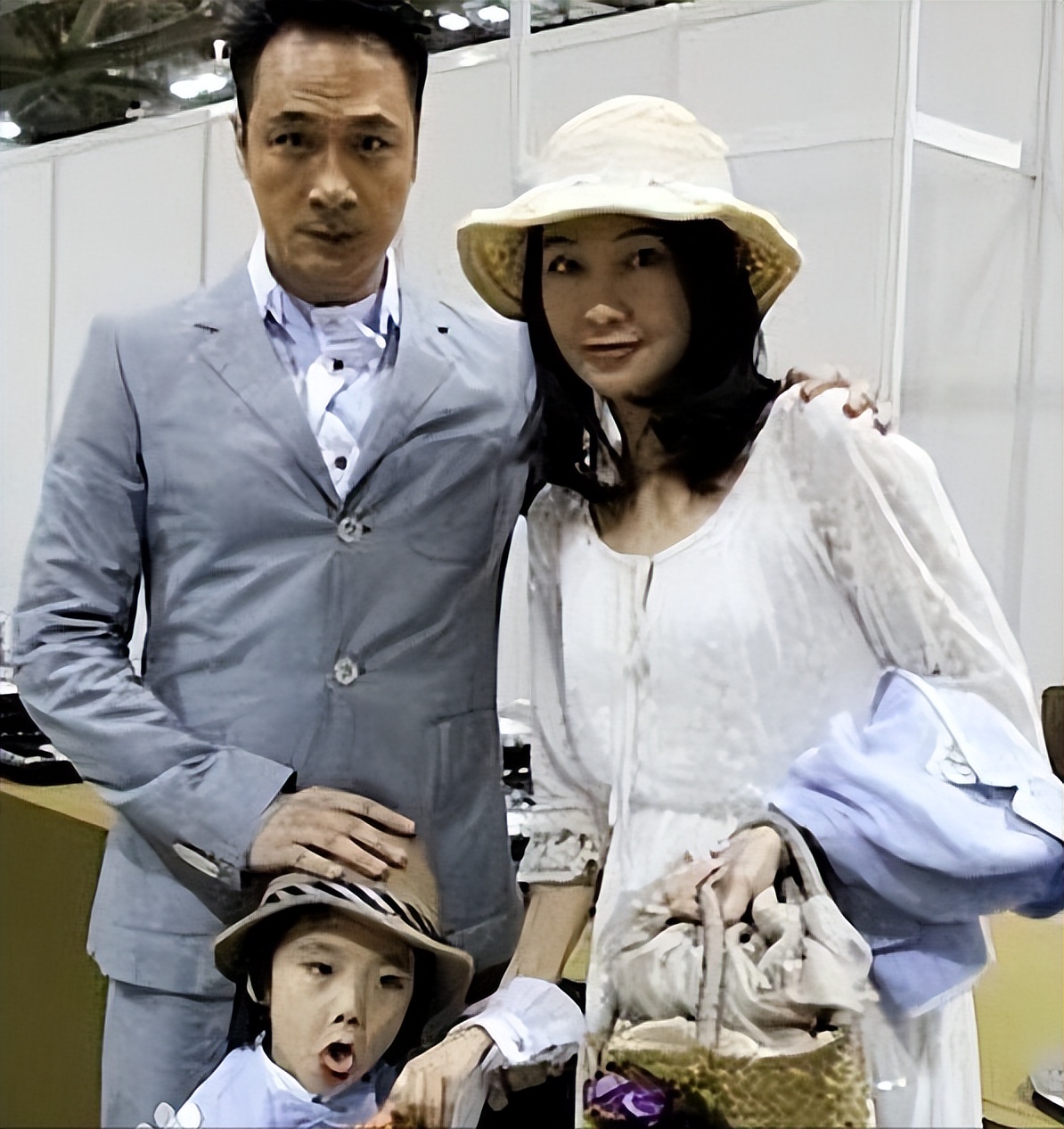 费曼|60岁吴镇宇庆祝21周年结婚纪念日，费曼晒全家福，妈妈罕见出镜