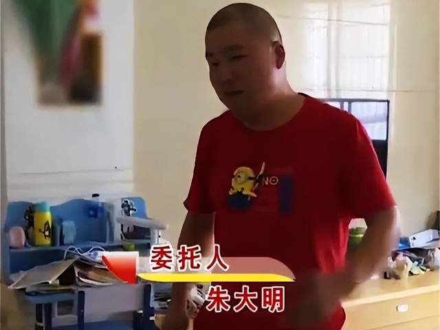 丈夫当街家暴妻子,可众人却无人阻拦,邻居:该打