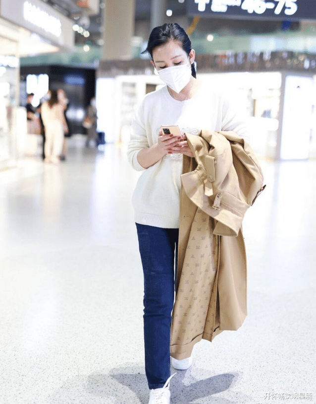 秦海璐|秦海璐彻底告别大妈形象,蓝色紧身牛仔裤搭白色卫衣,女人味十足!