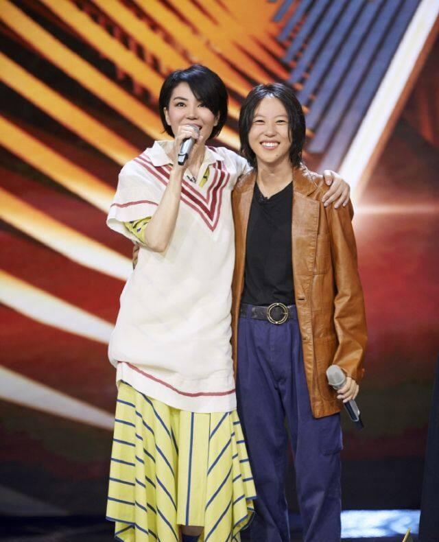 |窦靖童深V皮裙亮相巴黎时装周，王菲：啧啧