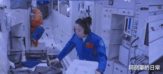 在太空中生活,女航天员怎样克服生理问题?航天女英雄牺牲很大