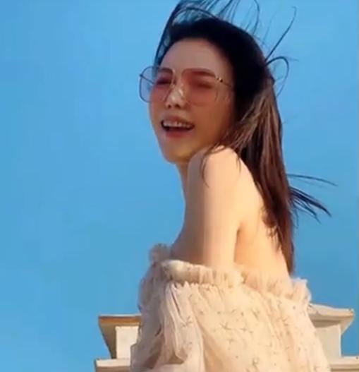 回顾：男子晒45岁妈妈逆生长照片，网友：身材颜值绝了！