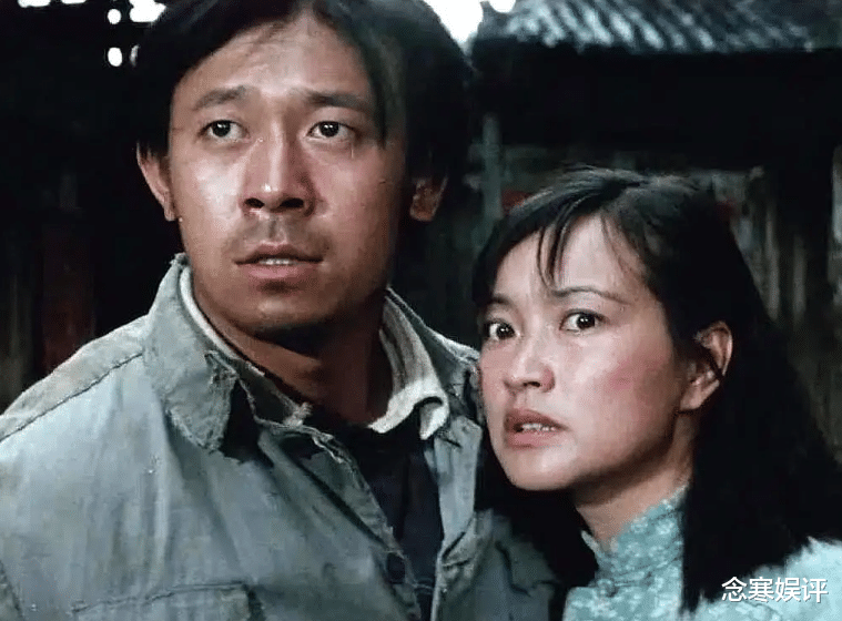 姜文|59岁姜文做核酸遭偷拍，双手插裤兜个性十足，怒指偷拍者不要乱拍