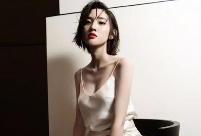 刘亦菲|唐艺昕坐在椅子上拍大片,穿吊带装涂红色唇彩,造型清爽身形傲人