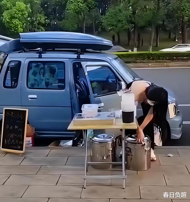 回顾:成都女子街头卖冰粉,打扮穿搭成焦点,网友:支持冰粉西施