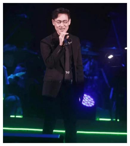 张学友哭穷没收入，网友说他太清高，他放弃内地太多机会了