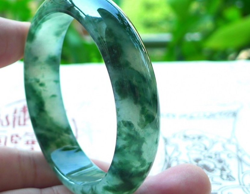 翡翠手镯|这样的翡翠手镯碰不得,不然身体就会变差,你有没有中招呢?