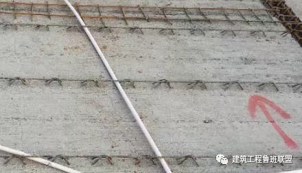 土建采用铝模、装配式施工时，机电如何配合预埋？