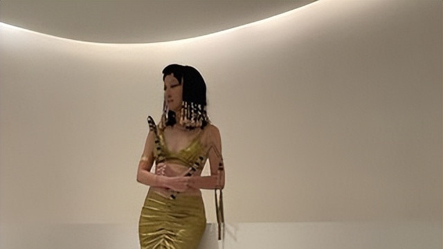 万圣节|73岁的王薇薇太不服老了！黄金胸衣外穿太豪放，配黄金裙秀少女感