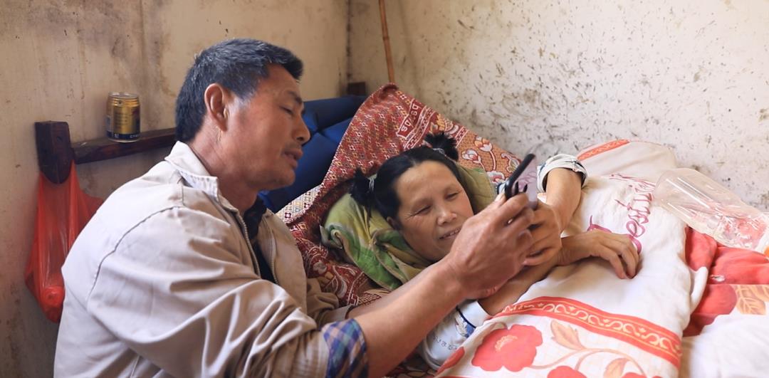 人间真情:男子和妻子照顾瘫痪的前妻16年,两任妻子亲如姐妹