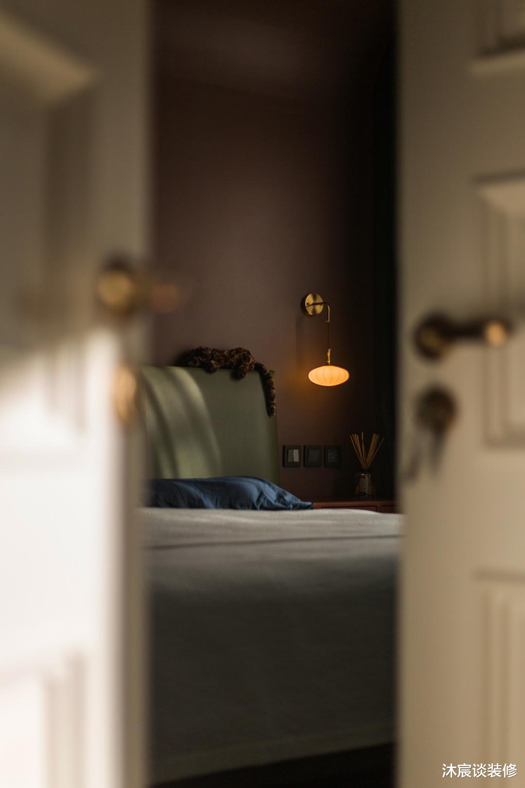 她的新家,一个玄关就能让人驻足欣赏许久,室内复古优雅,很治愈