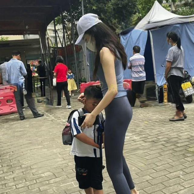 女子穿瑜伽裤接孩子,男家长频频回头,分享到网上后引发争议!