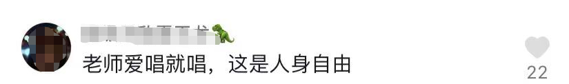吴琼|60岁吴琼晒照意外遭网暴！穿红戴绿在海边开心歌舞，被批不合时宜
