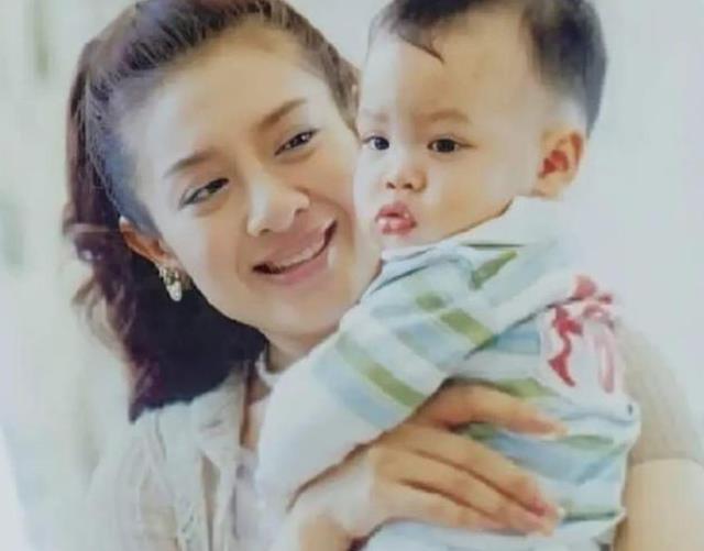 西拉米|泰王晒西拉米高清美照,戎装出镜颜值惊艳,深情安抚提帮功母妃