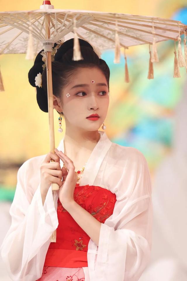 关晓彤|大骨架美女如何极致显瘦？关晓彤算是把身材优势玩明白了