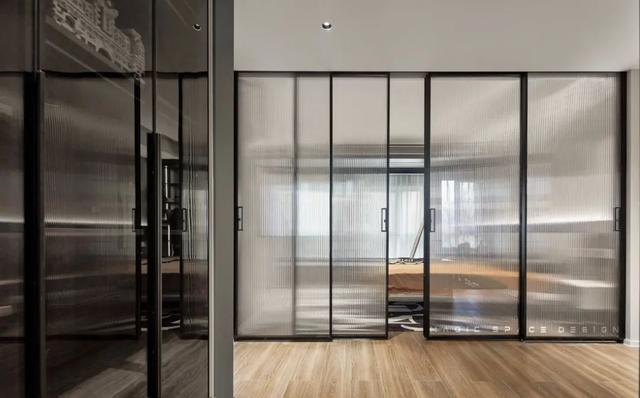 180㎡现代主义，安静舒适的设计，令人轻松惬意