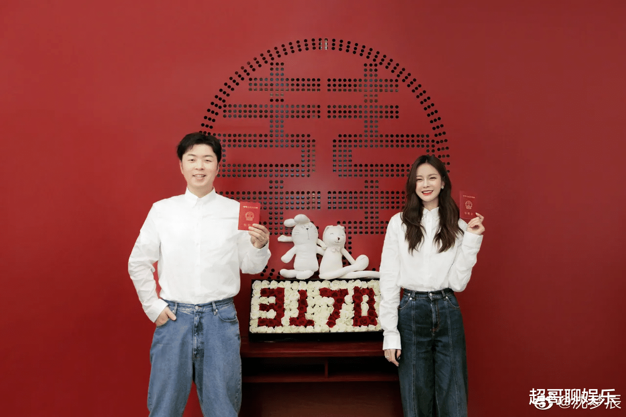 杜海涛|杜海涛沈梦辰官宣领证,两人眼神神同步,不愧是一家人