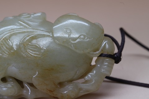 荷花|舊藏和田玉籽料“猫衔荷花”.