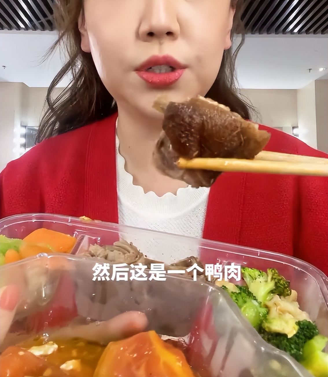 明星|关凌曝光央视员工盒饭！碗里肉巨大一块，否认明星搞特殊太霸气