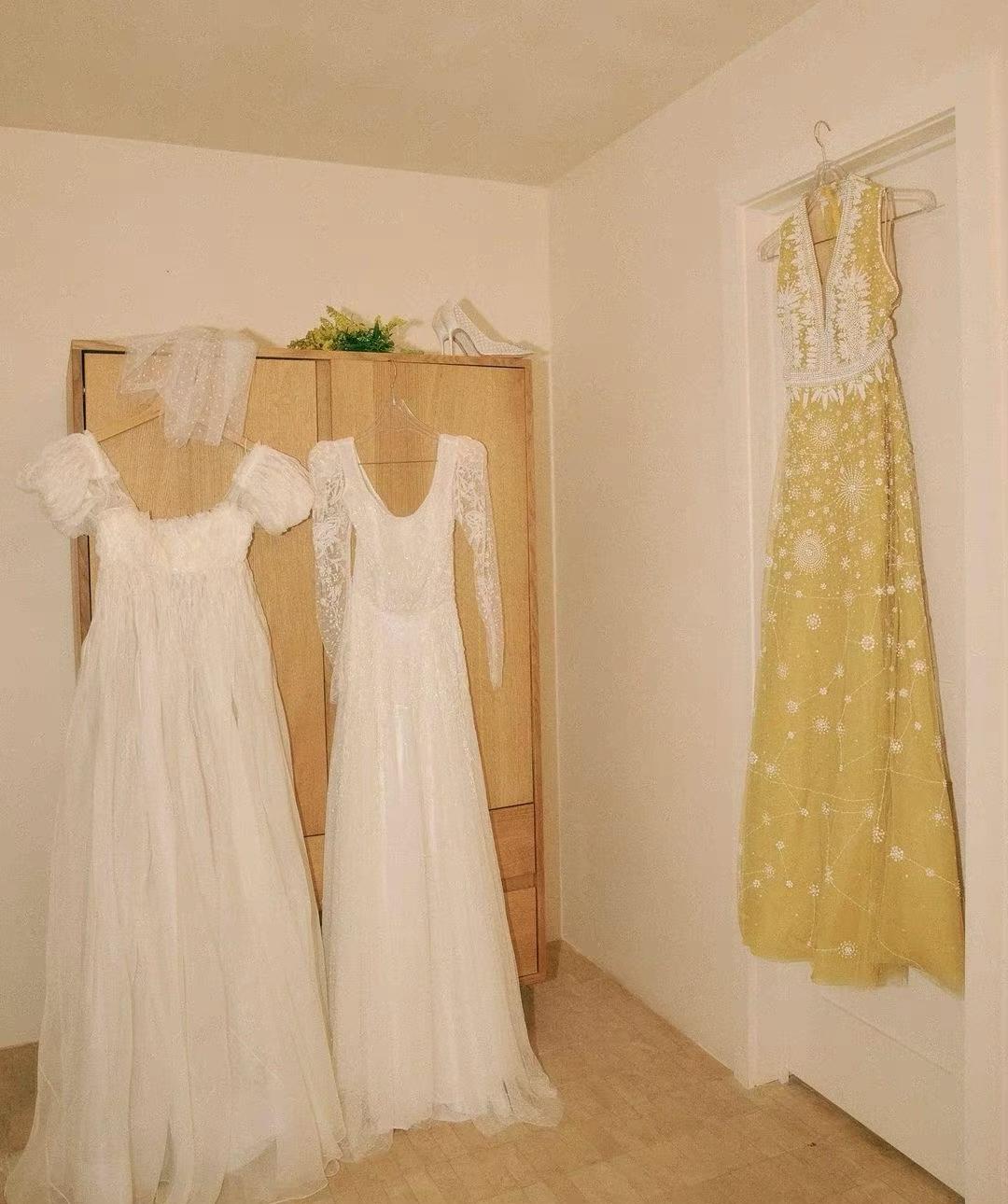 孔晓振|孔晓振晒婚礼花絮，老公单膝跪地为她戴婚戒，穿露背婚纱身材绝了