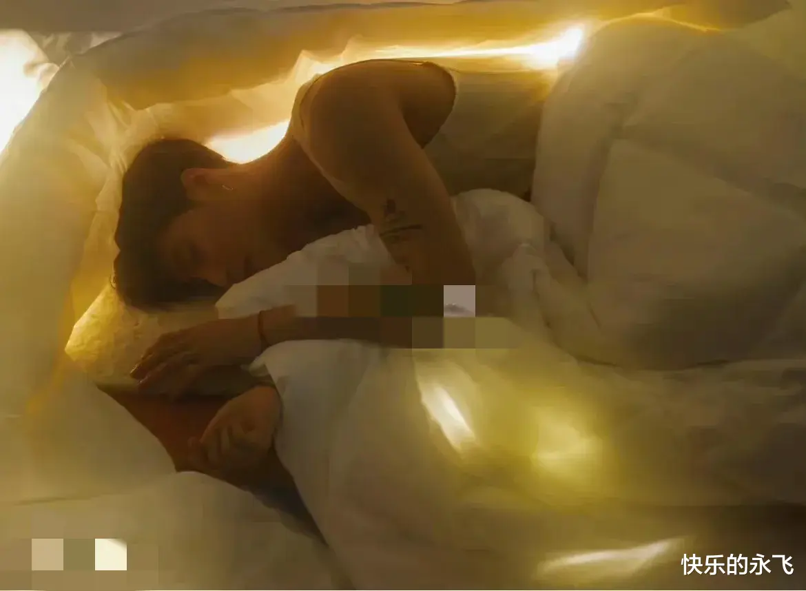 真是离谱，网上传出了王嘉尔的床照，实际上并不是这样。